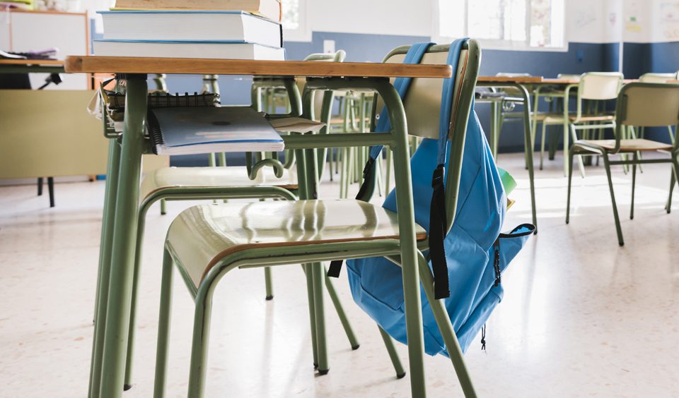 usa-correctamente-las-sillas-escolares usa-correctamente-las-sillas-escolares uso correcto de las sillas escolares sillas escolares Consejos para preservar el buen estado de tus sillas escolares usa correctamente las sillas escolares